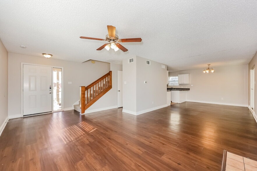 Building Photo - 1521 Lincolnshire Way