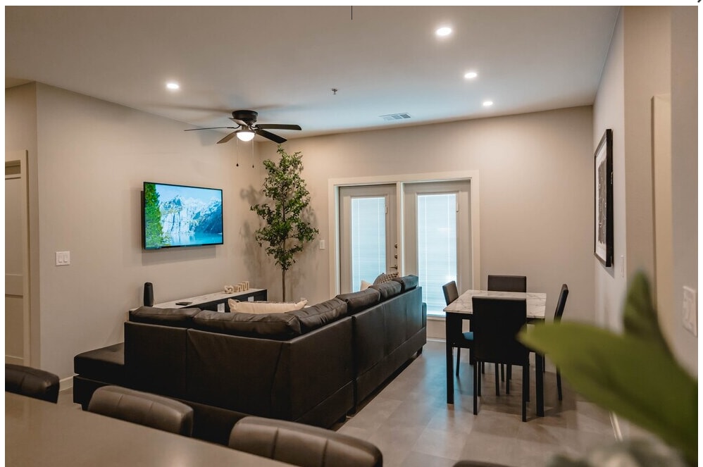 Building Photo - 600 E Dallas Ave