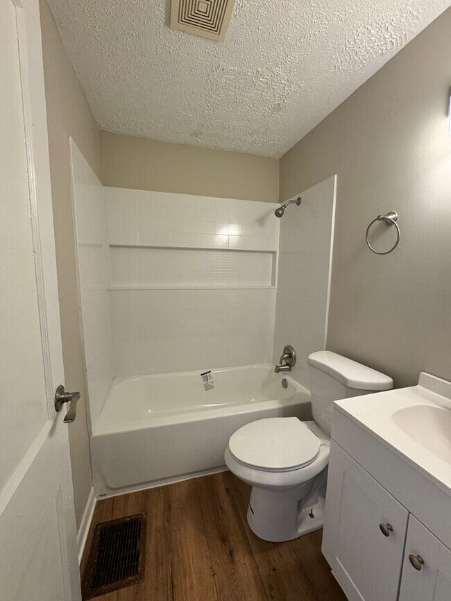 Building Photo - Available Now - 2552_RENWOOD
