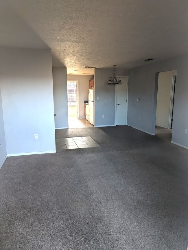 Building Photo - Walk-In Level 3 Bedroom, 2 Bath Condo in The Vineyards!