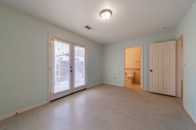 Building Photo - 730 Pine Ave