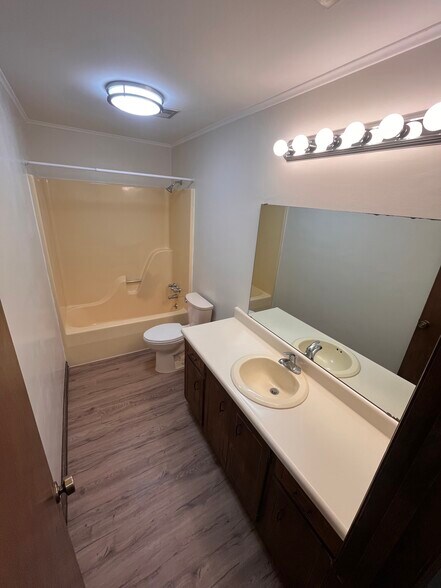 Building Photo - 2040 Pineview Dr