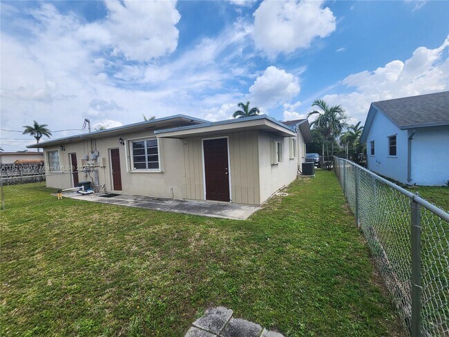 Building Photo - 1806 SW 97th Ave