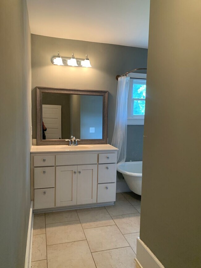 Building Photo - Beautiful Historic 3 Bedroom 2 Bath House on Colonial Drive