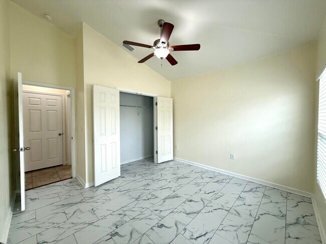 Building Photo - 5997 Ridge Lake Cir