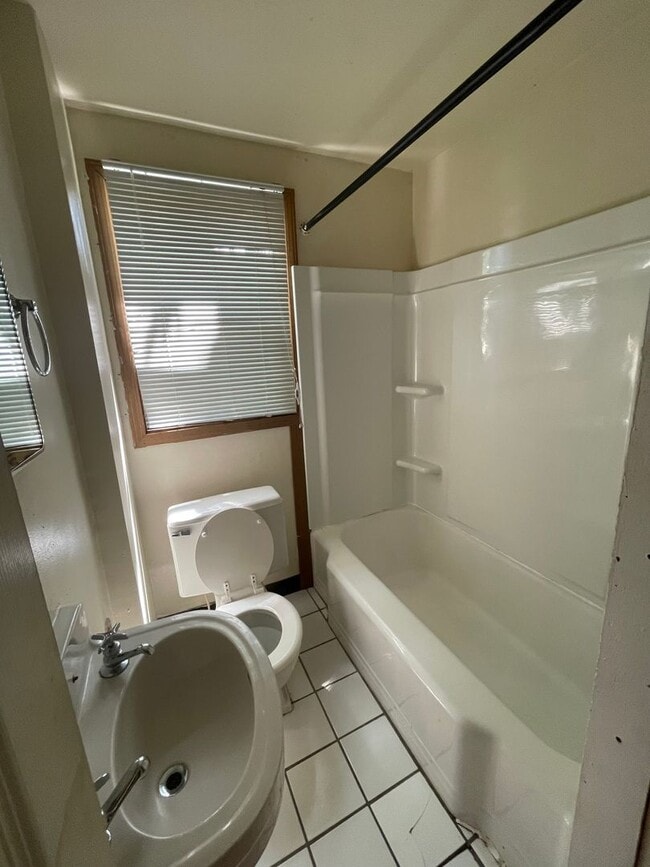 Building Photo - 4 bedroom 1 1/2 bath single family house with yard.