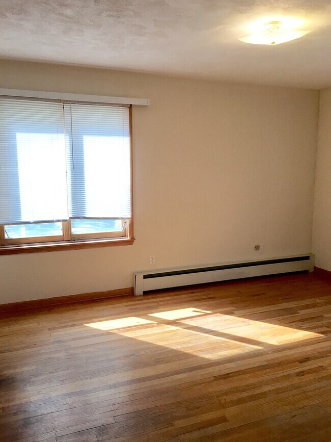 Building Photo - 2 Bedroom Apartment Right off East MU Campus