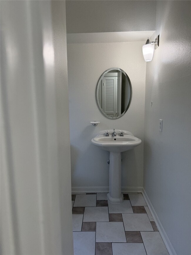 Building Photo - 1025 Fountain View Dr