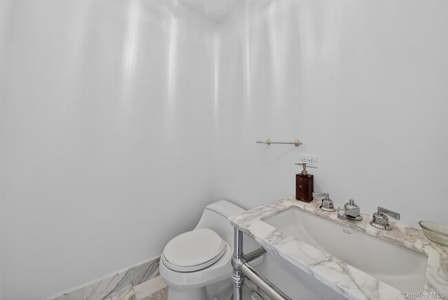 Building Photo - 1 Renaissance Square