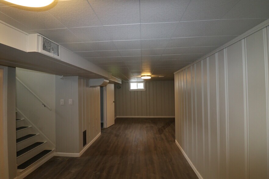 Building Photo - 3035 S Clermont Dr