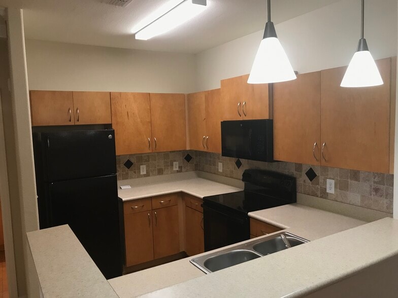 Kitchen - 8290 Gate Pkwy W