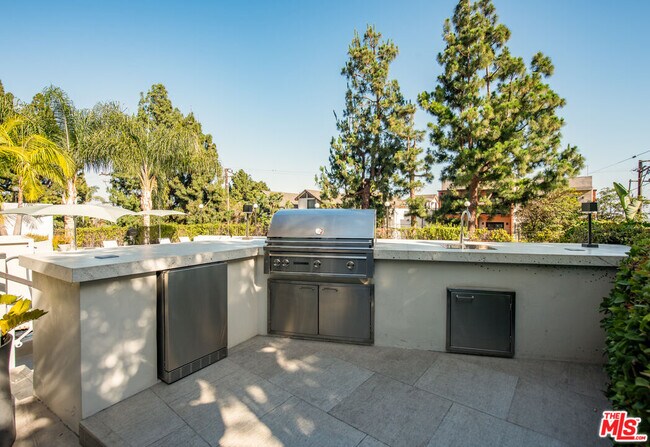 Building Photo - 8787 Shoreham Dr