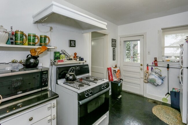 Building Photo - 1740 Banks St