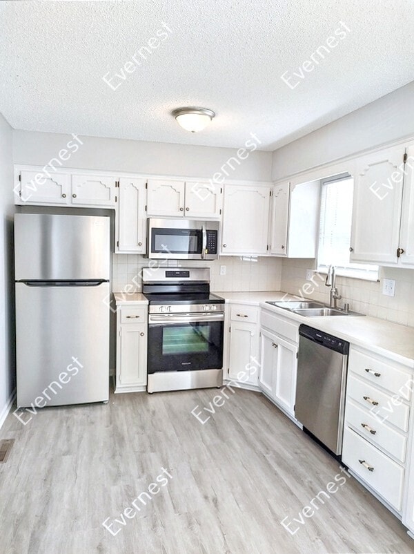 Building Photo - 4 Bed/2 Bath Home with Garage / Pet-Friendly / Coming Soon!