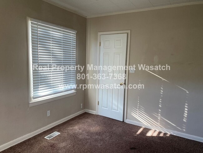Building Photo - Come See This 4 Bedroom 1.5 bathroom single family home!!