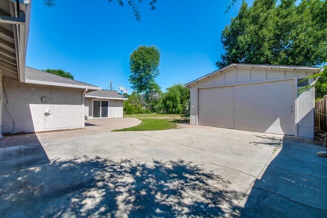 Building Photo - Large single family 4 Bed, 2 1/2 Bath Home...
