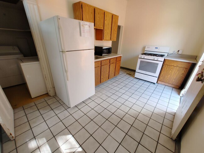 Building Photo - COMPLETELY UPDATED!! 2 bed/1 bath Close to Wexner Medical Center!