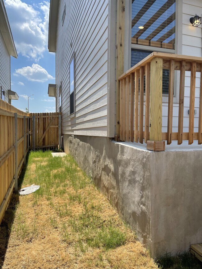 Building Photo - 2202 Sandlewood Cv