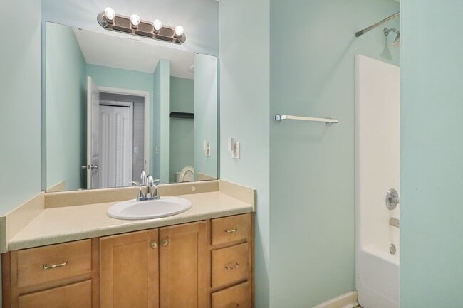 Building Photo - 712 S 6th St