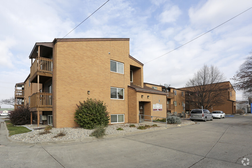 Building Photo - Near Downtown Fargo!