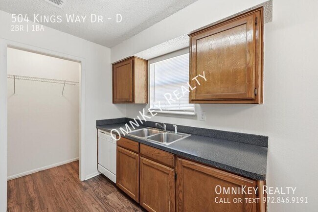 Building Photo - 504 Kings Way Dr