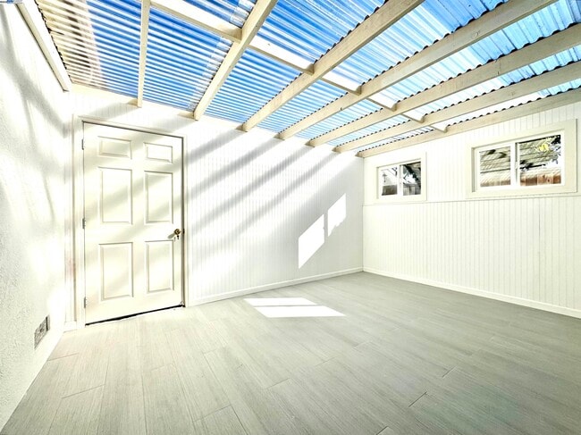 Building Photo - 15560 Calgary St