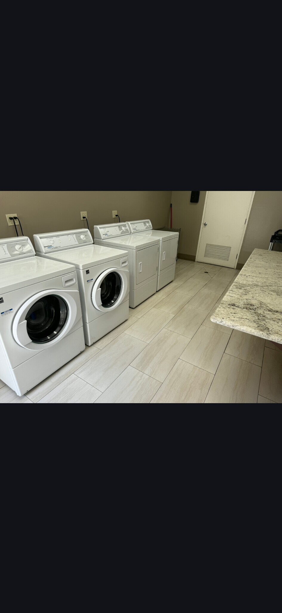 Building Photo - 512 E Ave