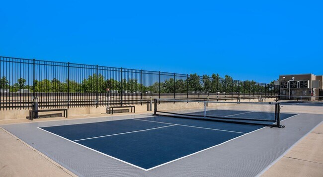 Building Photo - 900 E Six Forks Rd