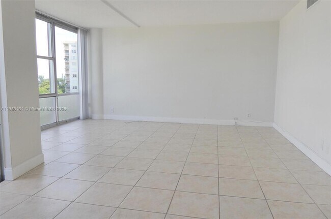 Building Photo - 900 Bay Dr