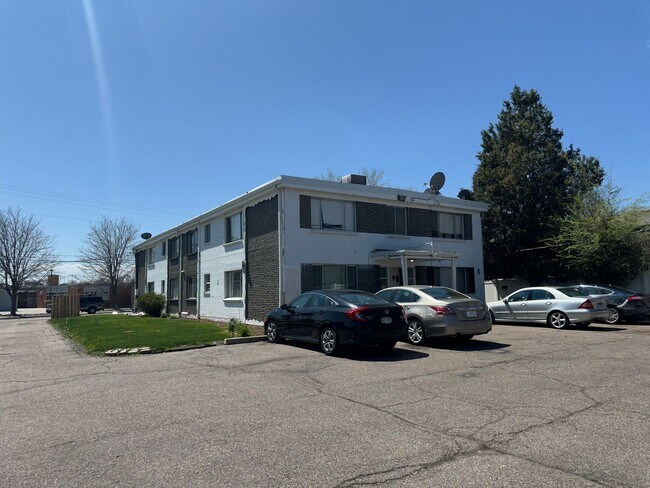 Building Photo - Move in Ready! Newly updated 1 bedroom 1 bath unit in secure building- Off Street Parking!