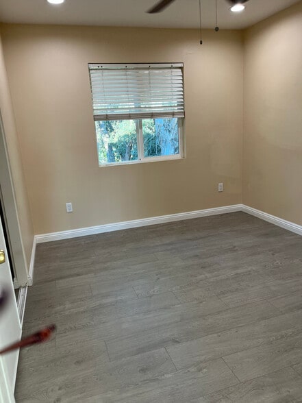 Building Photo - 10629 Lind Ave