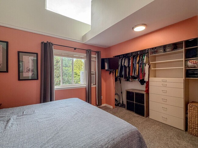 Building Photo - 2 bed/2.5 bath Townhome with Bonus Loft Space in North Seattle, $2,600/mo.