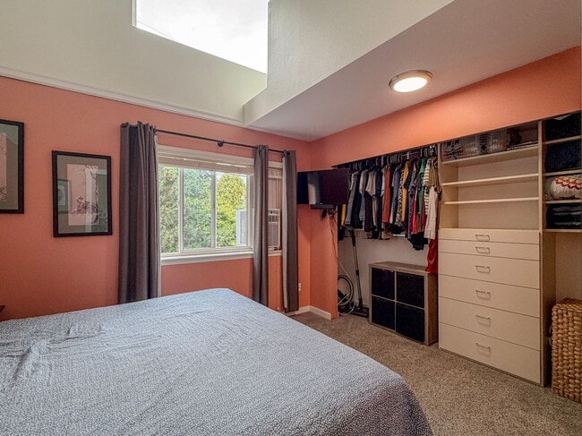 Building Photo - 2 bed/2.5 bath Townhome with Bonus Loft Space in North Seattle, $2,800/mo.