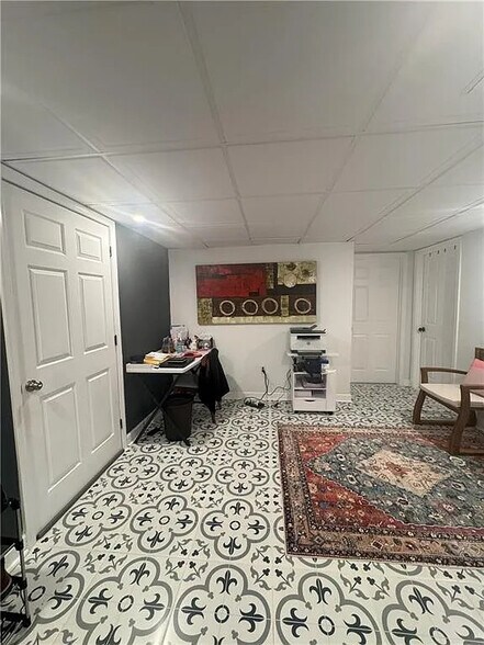 Building Photo - Room in Single Family Home on Glenwhite Dr