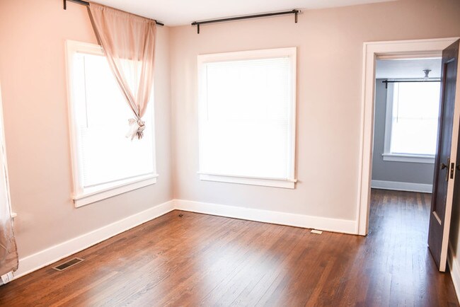 Building Photo - Beautiful Renovated 4 Bed 2 Bath Home