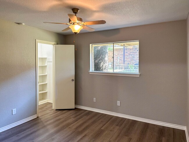 Building Photo - 3 Bedroom / 2 Bath / 2 Car Garage