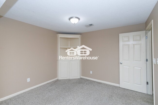 Building Photo - 5701 NE Hidden Meadow Dr