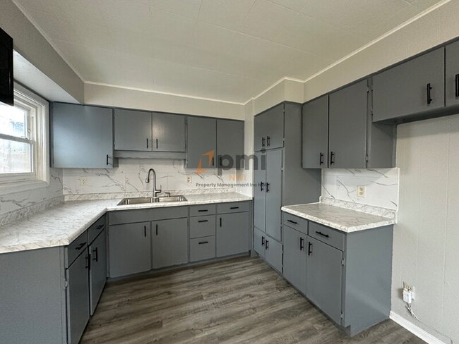 Building Photo - 3340 Kenwood St