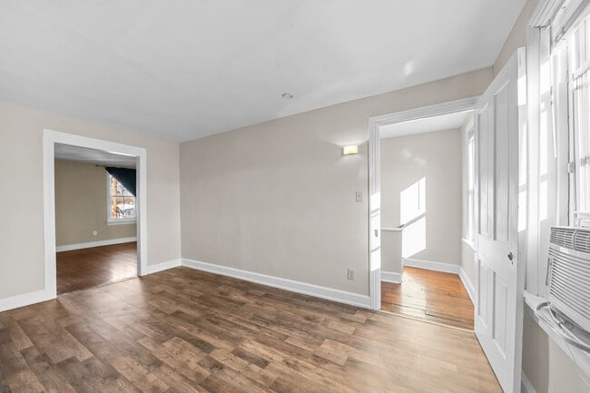 Building Photo - Spacious 4 Bedroom on Cumberland St