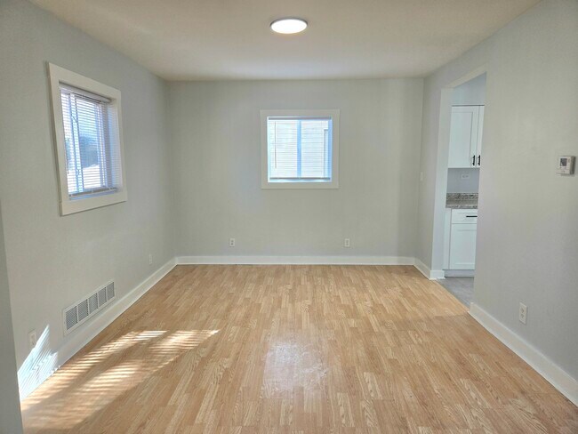 Building Photo - 324 Rosewood Ave