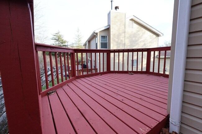 Building Photo - SPACIOUS 3 BEDROOM 2 BATH W/2 CAR GARAGE