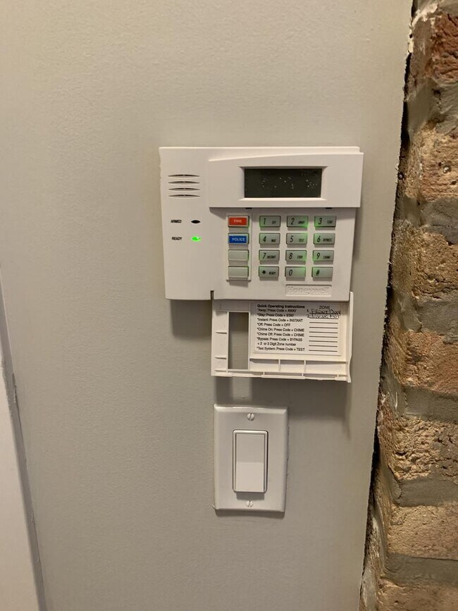 Building Photo - 6125 N Clark St