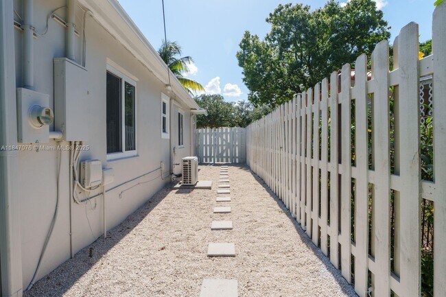 Building Photo - 1121 SW 18th Ct