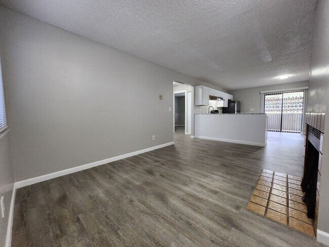 Building Photo - 2922 Straus Ln