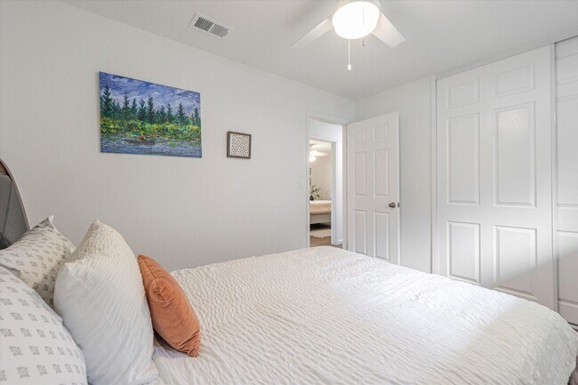 Building Photo - Freshly Renovated, End Unit Town-House Ava...