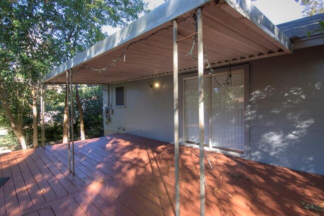 Building Photo - 2614 Little John Ln