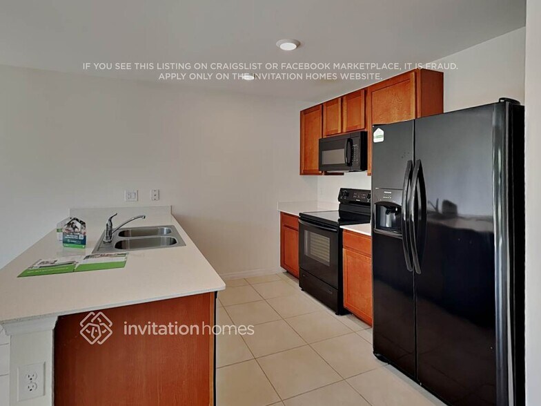 Building Photo - 3298 Acapulco Cir