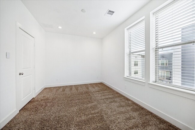 Building Photo - 2612 Bastrop St