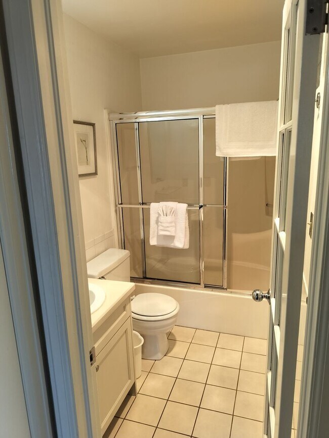 Building Photo - Immediate Move In special- Furnished/Pet friendly/ One bedroom Condo, short term lease of 30 days...