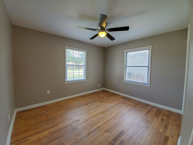 Building Photo - 2 bedroom 1 bath bungalow in Shawnee.